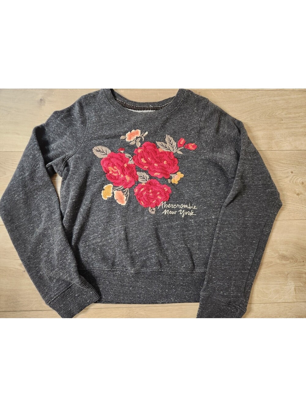 Abercrombie & Fitch New York Soft Embroidered Floral Roses Grey Sweatshirt Sz S